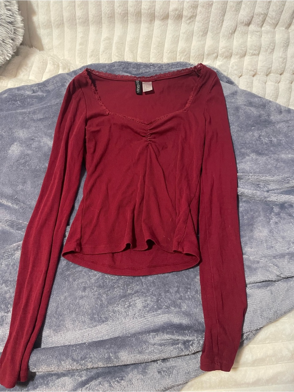 adorableee dark red long sleeve scoop neck in a US S !!
